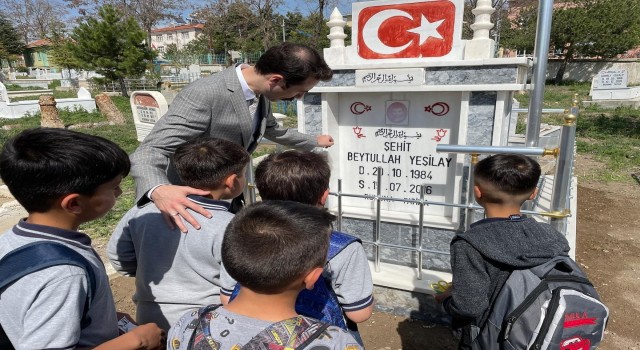 Kaymakam Açıkgöz, öğrencilerle şehit mezarını ziyaret etti