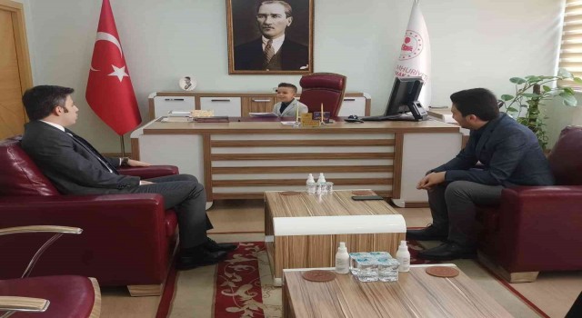 Kaymakam Bütün koltuğunu minik Eymene devretti