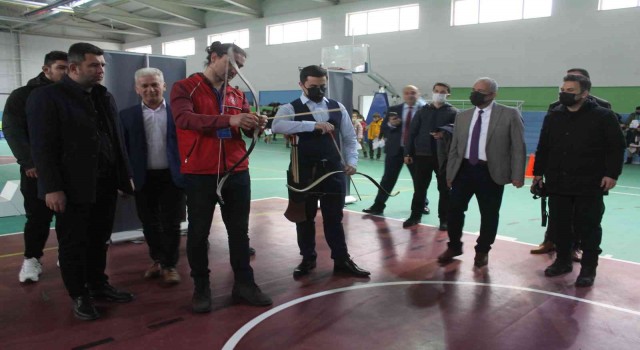Kaymakam Çelik ve Başkan Barçın ok attı