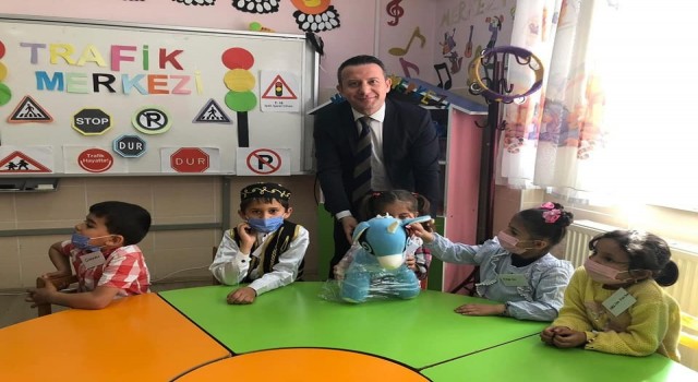 Kaymakam Görmüş minik öğrencilere oyuncak hediye etti