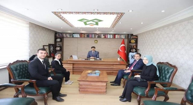 Kaymakam Kurt, koltuğunu öğrenci Sunay Ertunça temsili olarak devretti