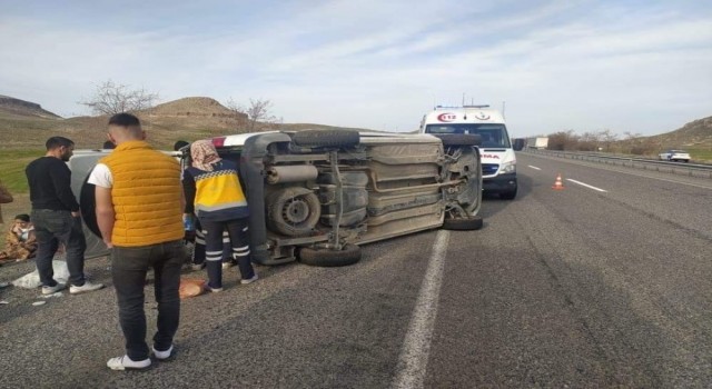 Kayseride hafif ticari araç yan yattı: 7 yaralı