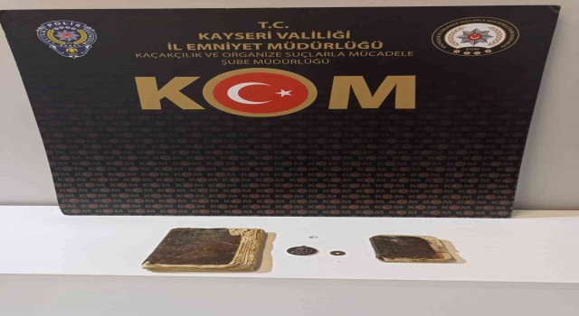Kayseride piyasa değeri 3 milyon TL olan 5 asırlık 2 adet Kuran-ı Kerim ele geçirildi