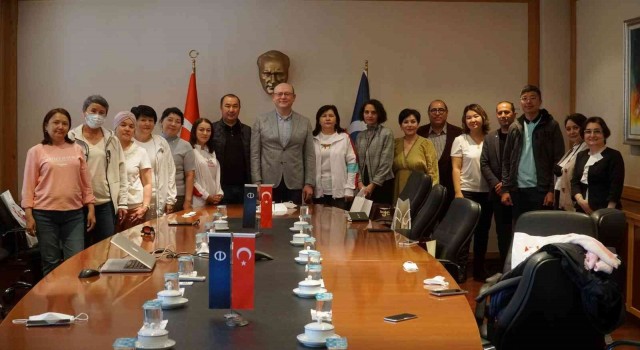 Kazak akademisyenlerden Anadolu Üniversitesine ziyaret