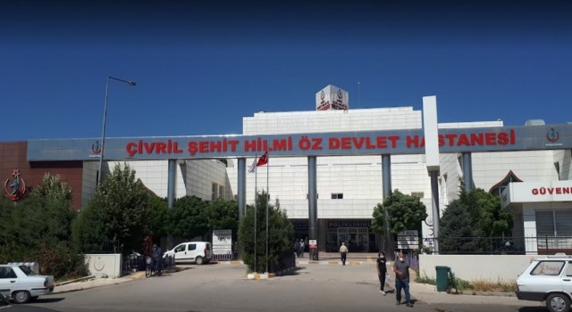 Kendisinden ayrılmak isteyen kadını çocuklarının gözü önünde bıçakladı