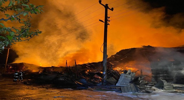 Kereste fabrikasındaki yangını söndürme çalışmaları sürüyor