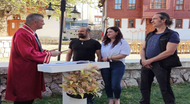 Kıraçın şahitliğini yaptığı devlet sanatçısı Gölcükte dünya evine girdi
