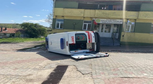 Kırklarelinde takla atan ambulans korkuttu