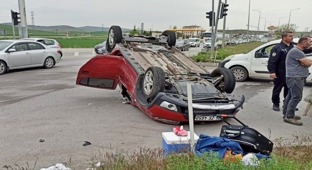 Kırmızı ışıkta bekleyen araca çarpan otomobil ters döndü: 3ü çocuk 4 yaralı