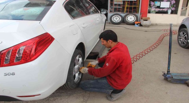 Kışı uzun süren Erzurumda yaz mesaisi başladı, lastikçilerde yoğunluk oluştu