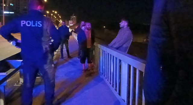 Kız arkadaşı ile tartışıp köprüye çıkan genç: Sevdiğim kız gelmezse atlarım