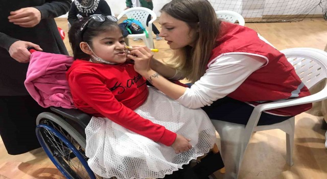 Kızılay Başkanı Yağız, 23 Nisanda çocukları sevindirdi