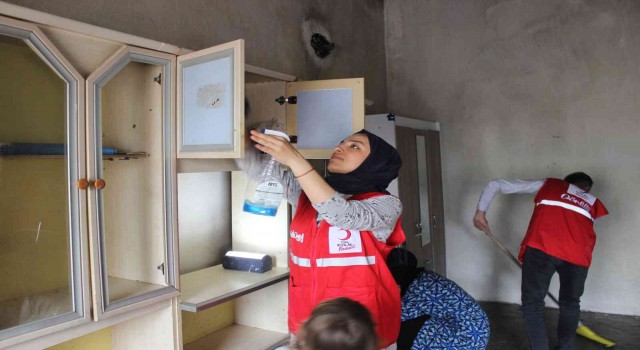 Kızılay, Cizrede ihtiyaç sahibi ailenin evini onararak bayrama hazırladı