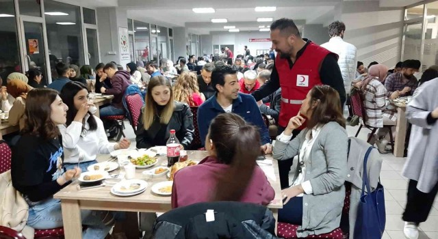 Kızılay gönüllüsü 200 genç iftarda buluştu