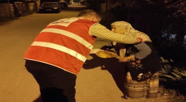 Kızılay hayırsever fırıncılar tarafından bağışlanan pideleri dağıttı