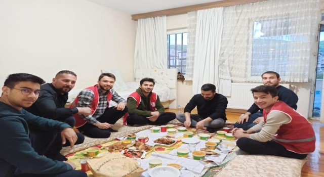 Kızılay iftarda üniversite öğrencilerinin evine konuk oldu