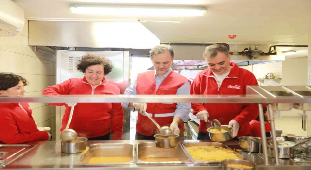 Kızılay yapılan bağışla ihtiyaç sahiplerine 50 bin kişilik iftar yemeği dağıttı
