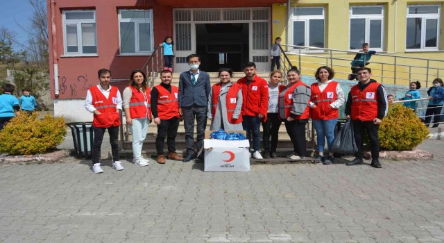 Kızılaydan 3 okuldaki 40 öğrenciye ‘İyilik Köprüsü