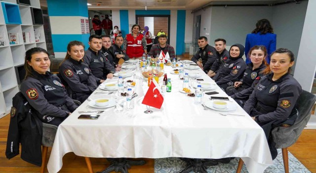 Kızılaydan Polis Haftasına özel jest