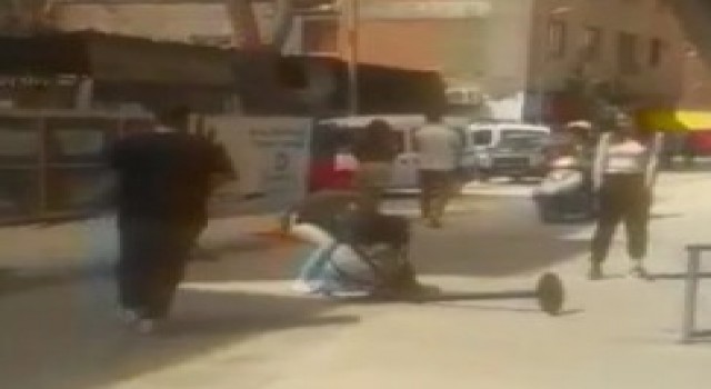 Kızların saç başa kavgasını erkek arkadaşları kayda aldı