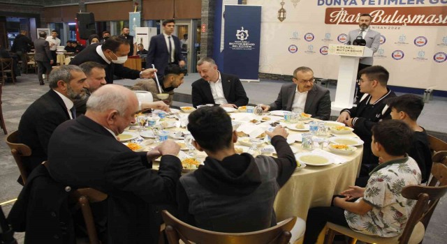 Kocaelide yetimler günü iftarına yüzlerce kişi katılım gösterdi