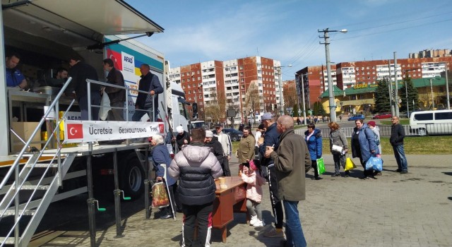 Kocaelinin yardım tırı Ukraynada yemek dağıtımına devam ediyor