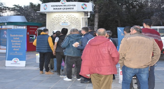 Kocasinanda iftar vakti yolda kalanlara İkram Çeşmesi