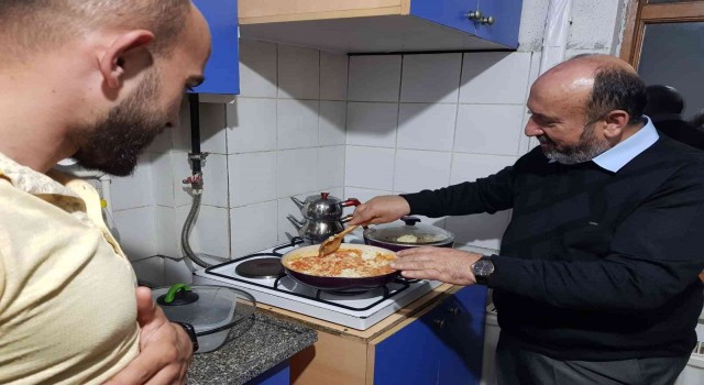 Kolları sıvayıp sahurda menemen yapan vekile öğrencilerden tam not