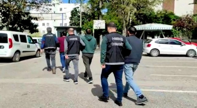 Koltuğun altındaki gizli bölmeden uyuşturucu çıktı