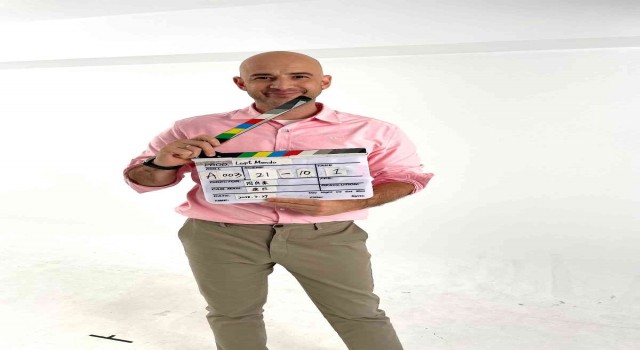 Komedyen Rıfat Karlova, dünyaya Çince öğretiyor