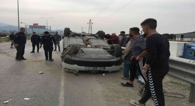 Kontrolden çıkan araç takla atıp karşı şeride geçti: 3 yaralı