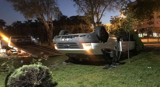 Kontrolden çıkan kamyonet takla attı: 4 yaralı
