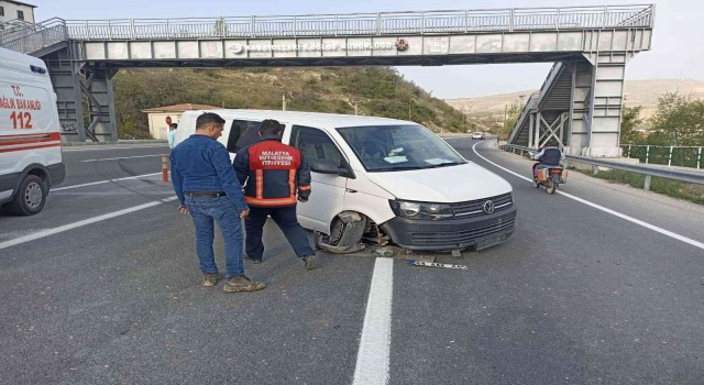 Kontrolden çıkan minibüs kaza yaptı: 2 yaralı