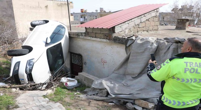 Kontrolden çıkan otomobil evin üzerine devrildi