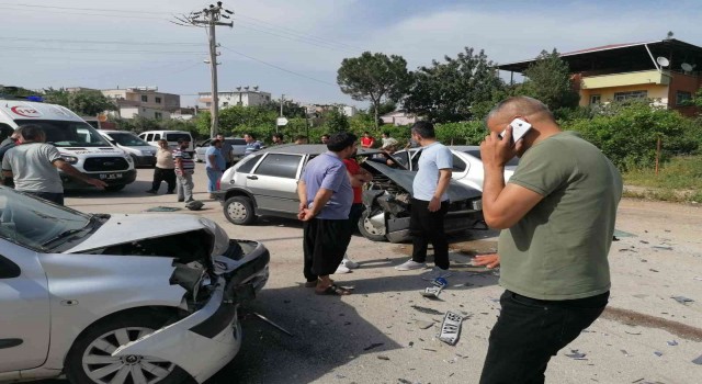 Kontrolden çıkan otomobil iki araca çarptı, sürücüler yaralandı