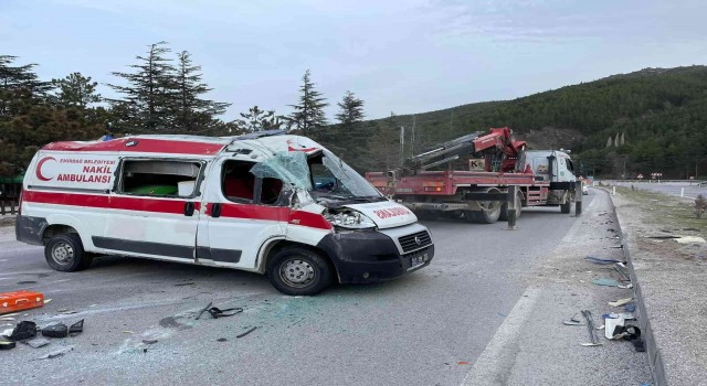 Kontrolden çıkıp devrilen ambulansta 2 kişi yaralandı