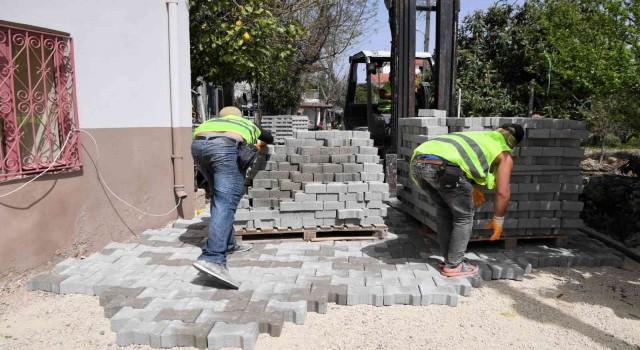 Konyaaltında iş makinalarının giremediği sokaklara parke taşı