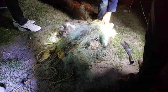 Konyada baraj gölünde balık avlamak için serili ağlar toplandı