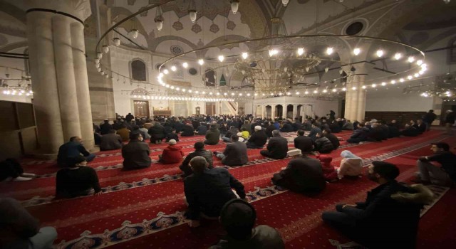Konyada ilk teravih namazında camiler doldu