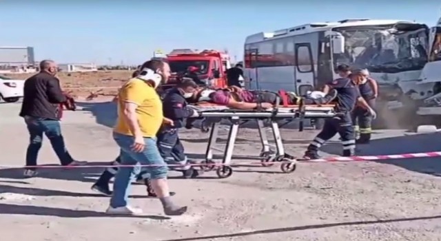 Konyada servis minibüsü ile vinç çarpıştı: 18 yaralı