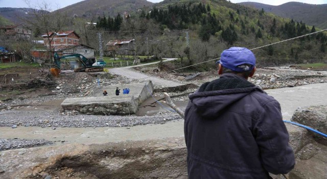 Köprüleri yıkılınca köyde mahsur kaldılar, ihtiyaçlarını böyle gideriyorlar
