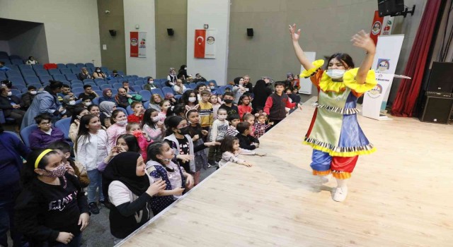 Körfezde çocuklar masal kahramanlarıyla eğleniyor