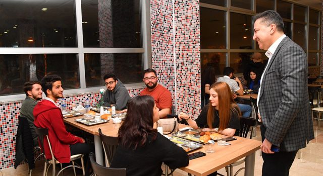 Korkut Ata Üniversitesi Rektörü iftar yemeğinde öğrencilerle buluştu