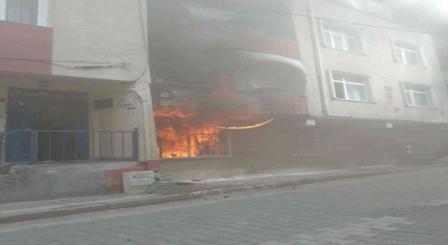 Korkutan yangında mahsur kalanları minibüs yardımıyla kurtardılar
