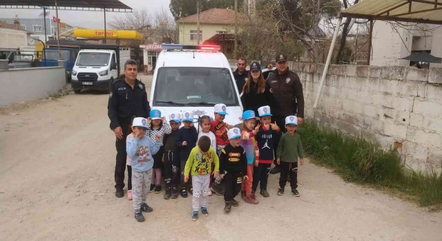 Köşk polisinden öğrencilere hediye