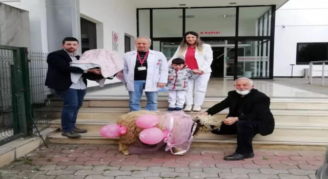 Kovid-19 sebebiyle prematüre doğan bebek yaşama tutundu