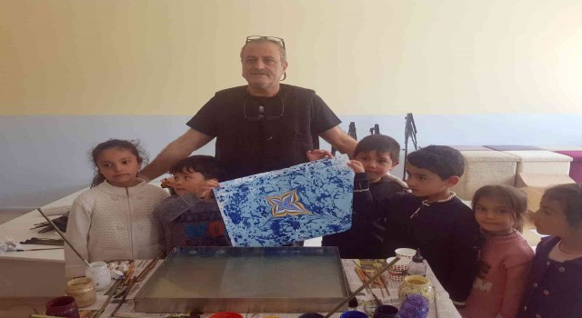 Köy çocukları ebru sanatını öğreniyor