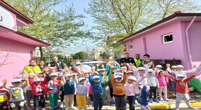 Köyceğizde polisler minikleri sevindirdi