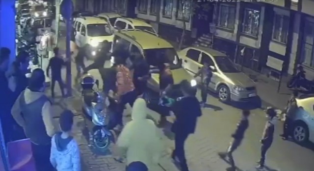 Küçüçekmecede iki grup arasındaki meydan kavgası kamerada