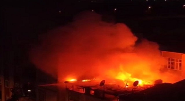 Küçükçekmecede 3 katlı binanın çatı katı alev alev yandı